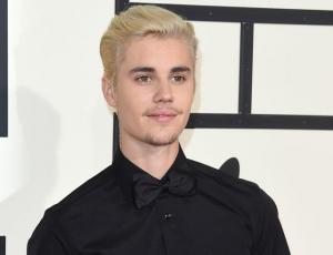 Captan a Justin Bieber a los besos con su pastor