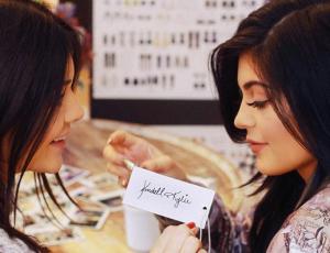 Desde Hollywood: Kendall y Kylie Jenner traen sus accesorios a Chile