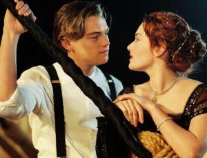 Captan a Leonardo DiCaprio y Kate Winslet muy juntos en la playa