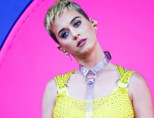 Katy Perry estupenda y desatada en la costa italiana
