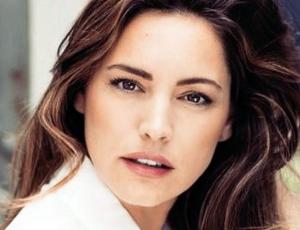 Kelly Brook le pone estilo a su look básico con un cambio en su chaqueta