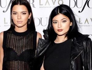 Kendall y Kylie Jenner lanzaron línea de trajes de baño