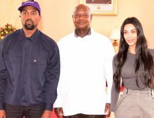 Kanye West le regala zapatos deportivos a presidente de Uganda