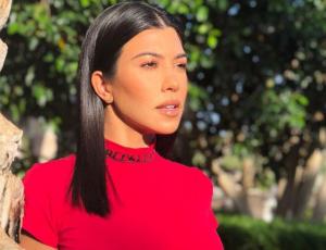 Kourtney Kardashian y un look perfecto para salir con cuatro niños