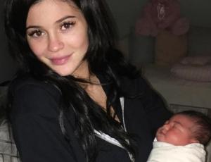 Critican a Kylie Jenner por ponerle aros a su hija Stormi
