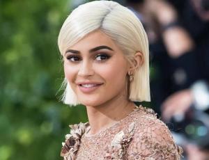 Kylie Jenner revive la moda de la polera estampada