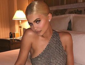 Kylie Jenner luce abultado busto y recuerda rumores de cirugía