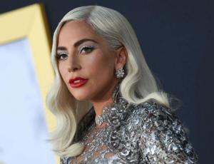 Captan a Lady Gaga cargando una docena de pizzas y la razón es aplaudida por sus fans