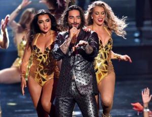 Beso inesperado de bailarina descolocó a Maluma en los VMA's