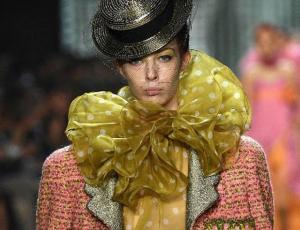 Marc Jacobs cierra la NYFW con desfile plagado de vuelos y glamour