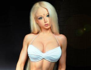 La "Barbie Humana" tuvo que cambiar radicalmente su look para trabajar