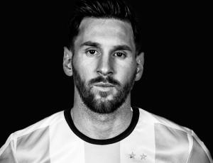 Lionel Messi sigue la moda y se tiñe de rubio