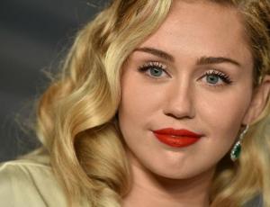 Miley Cyrus sale en defensa de Selena Gomez tras ser llamada fea