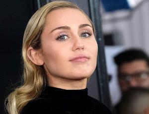 Miley Cyrus derrocha sensualidad en top y calzas después de Yoga