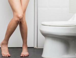 Mujer fue al baño por un dolor de estómago y terminó dando a luz a gemelas