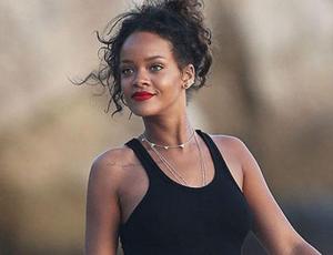 Rihanna se luce muy enamorada mientras Chris Brown habla de ella