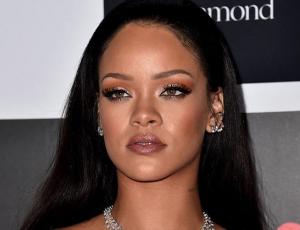 Rihanna lleva la tendencia oversize al extremo en sus pantalones