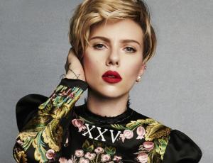 Scarlett Johansson sorprende con tremendo tatuaje en su espalda