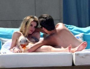 Bella Thorne y Scott Disick se toman de la mano como novios