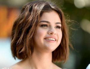 Selena Gomez es sorprendida con look veraniego ¡y mucha sangre!