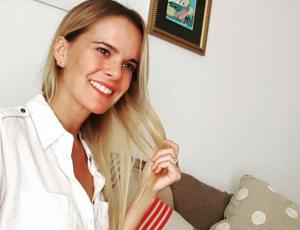 Javiera Suárez mostró su pancita junto a su pareja