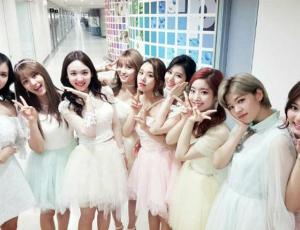 ¡Integrantes del grupo Twice viajan a Chile con looks súper fashionistas!