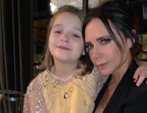 Critican a Victoria Beckham por someter a su pequeña hija a un tratamiento estético