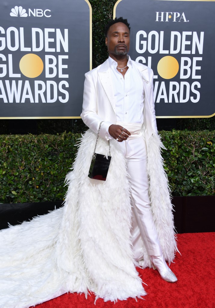 Billy Porter sorprende en los Globos de Oro con traje y cola XXL de plumas