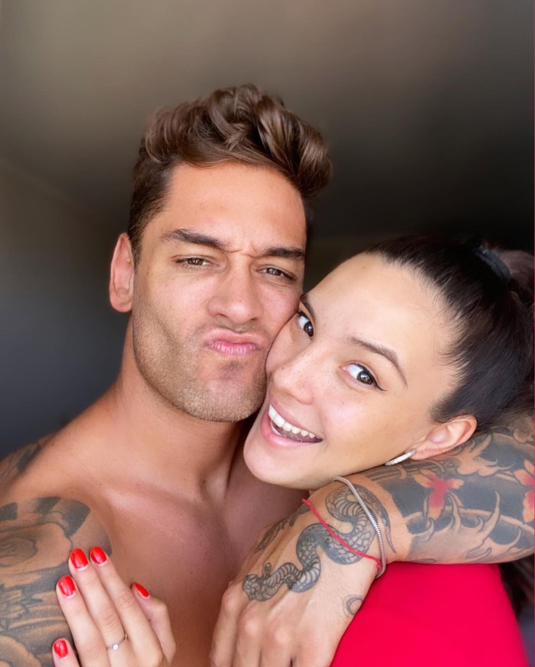 Thiago Cunha llega de la mano de su pareja a "Aquí se baila"