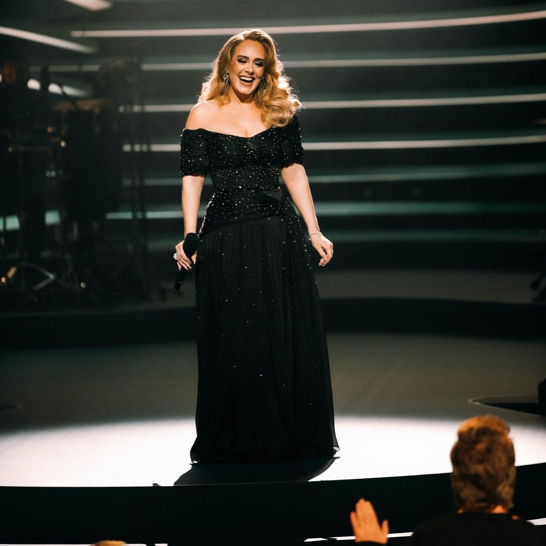 Adele llora en redes sociales tras suspender su residencia en Las Vegas