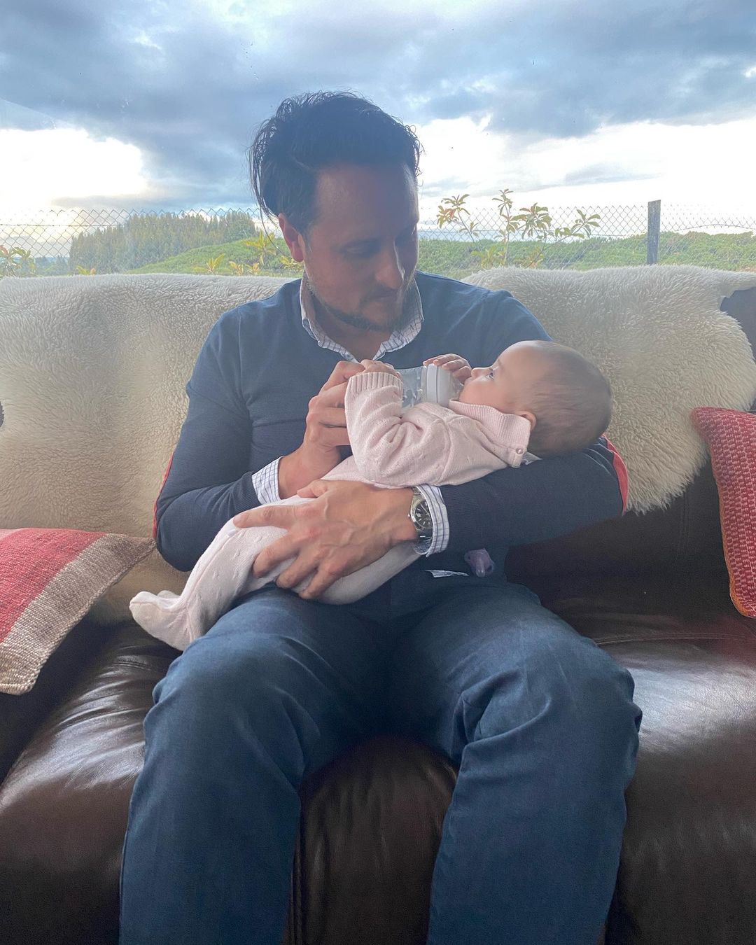 Rodrigo Wainraihgt encanta con foto junto a su bebé: "Dando papa"