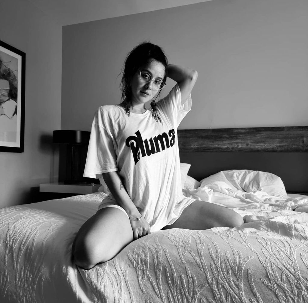 Denise Rosenthal promociona proyecto de novio con fotos en cama