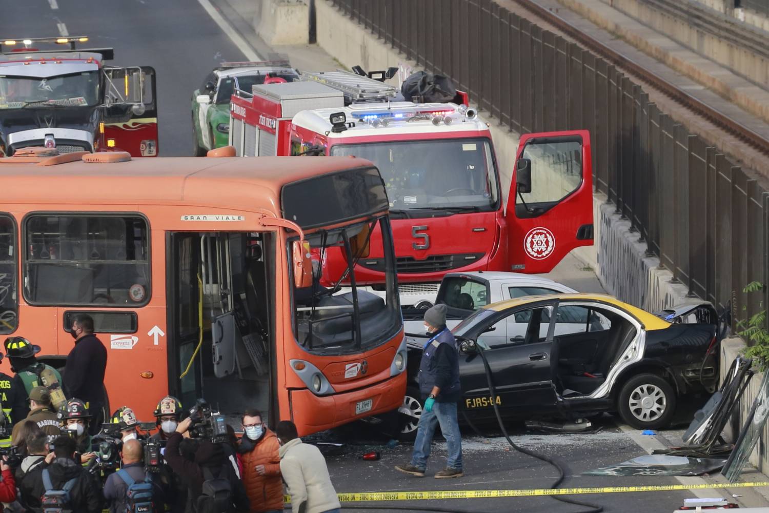 Sujetos robaron bus y chocaron dos autos en Autopista Vespucio Sur