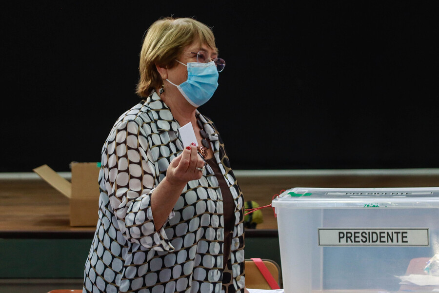 Michelle Bachelet tras emitir voto: "La esperanza tiene que ganarle al miedo"