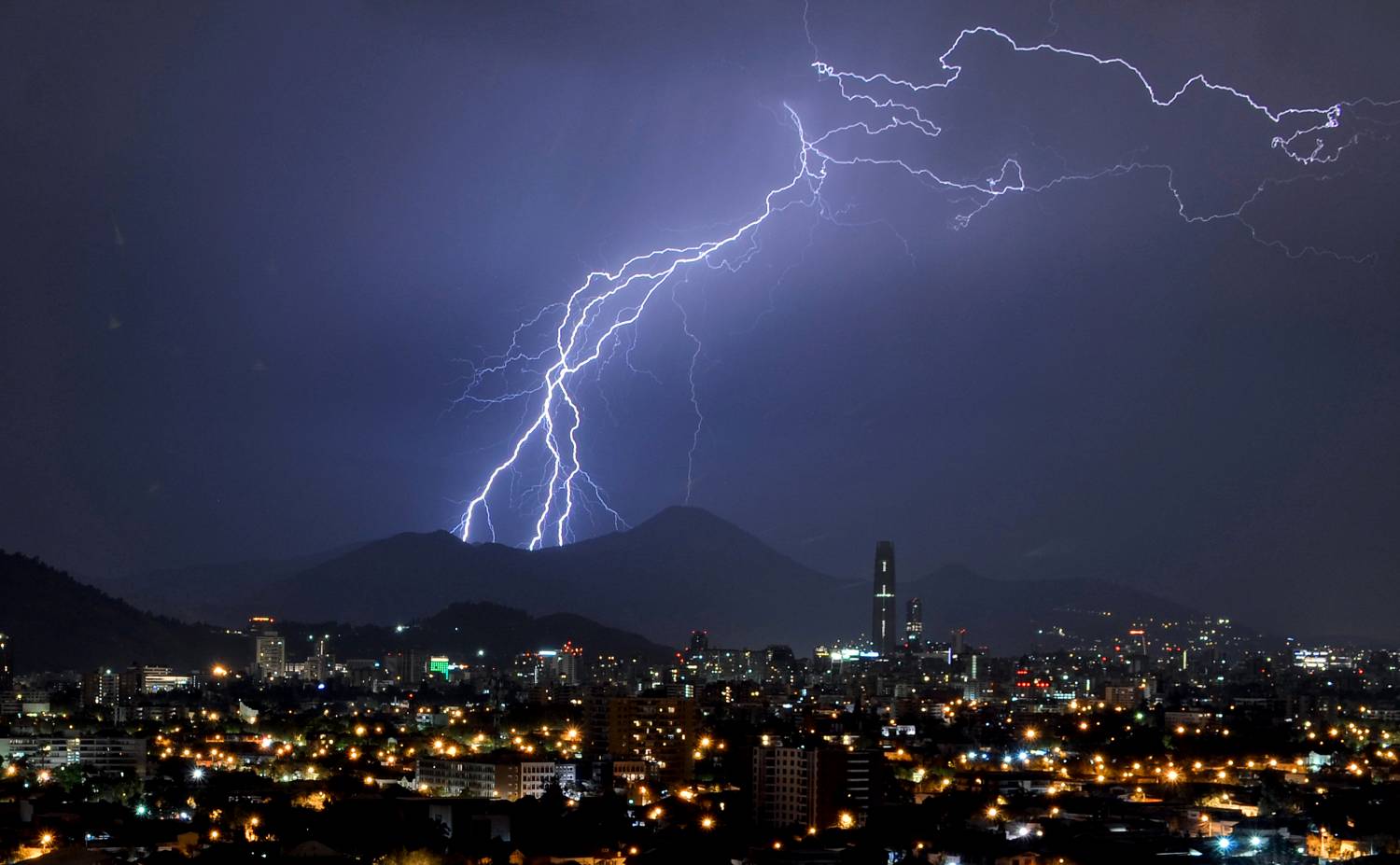 Emiten alerta de tormentas eléctricas para 10 regiones del país