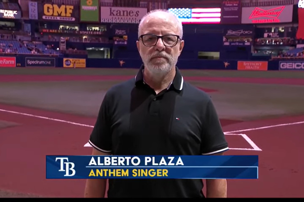 Alberto Plaza cantando el himno de Estados Unidos