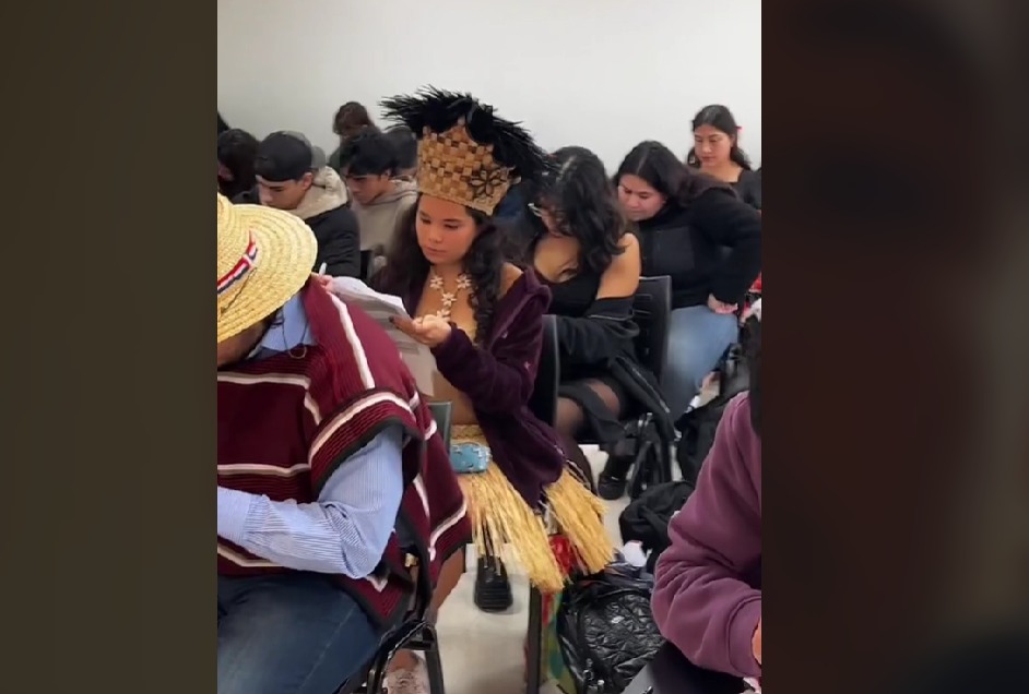 Alumna de pascuanse - Profesor hace vestirse a su clase con trajes típicos chilenos