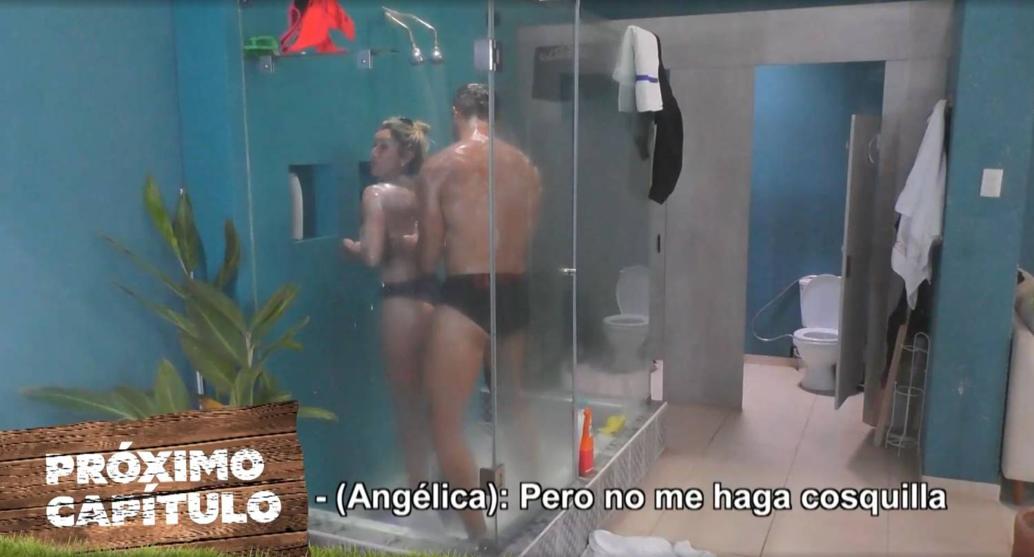 Angélica Sepúlveda le pide a Fabio Agostini que no le haga cosquillas en la ducha de Tierra Brava.