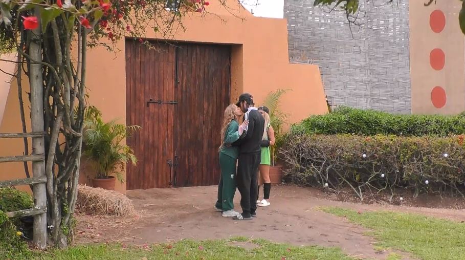 Dani Castro y Uriel Romero se despiden de un beso