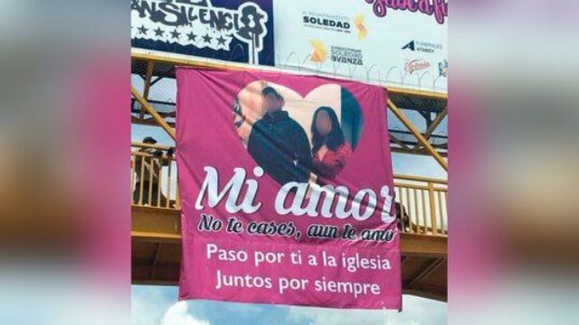 “Paso por ti a la iglesia..”: Joven colgó un cartel en puente para pedirle a su expareja que no se case 