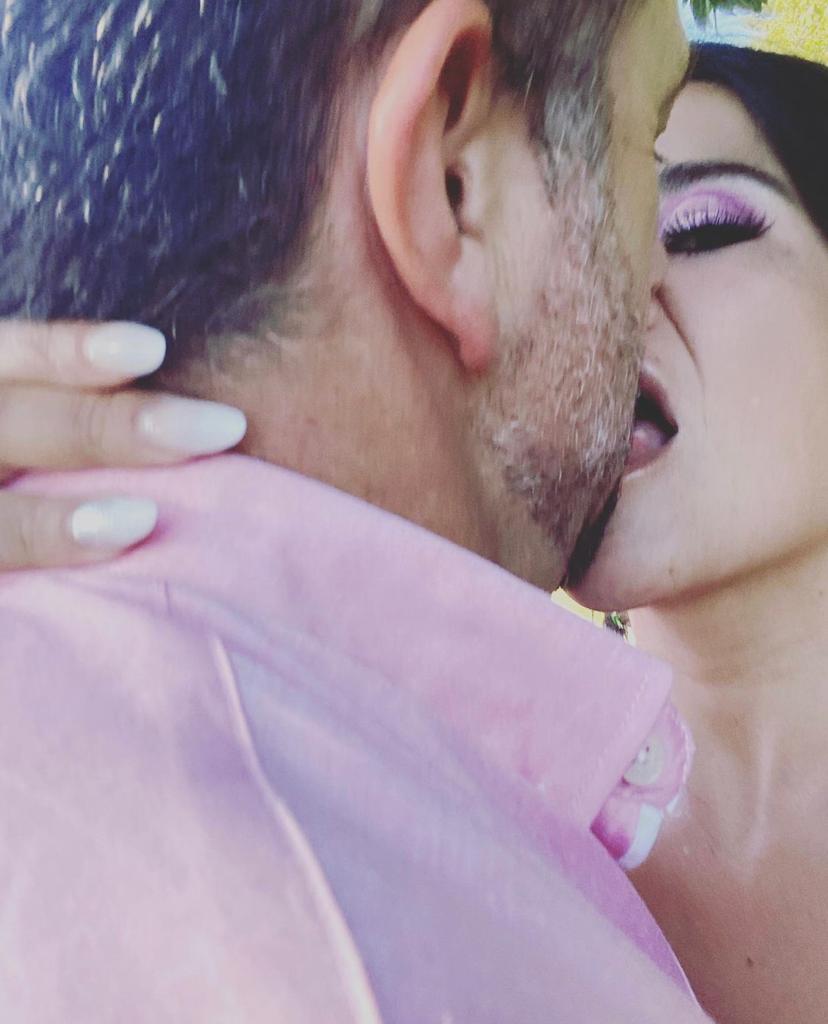 “Poco decente”: Carolina Soto es criticada por foto con su novio