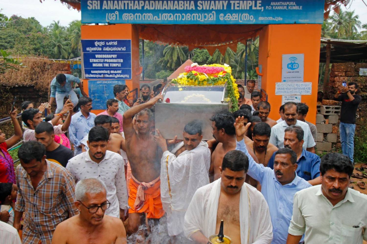 Multitudinario funeral a cocodrilo considerado "divino y vegetariano"