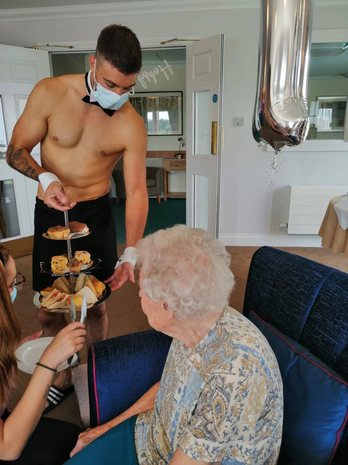 “Fue bastante divertido”: Cumplió 106 años y celebró con show de stripper