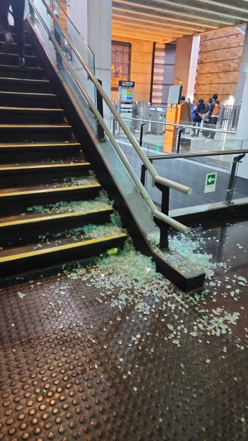 Estudiantes realizan evasiones masivas en Metro por alza del pasaje