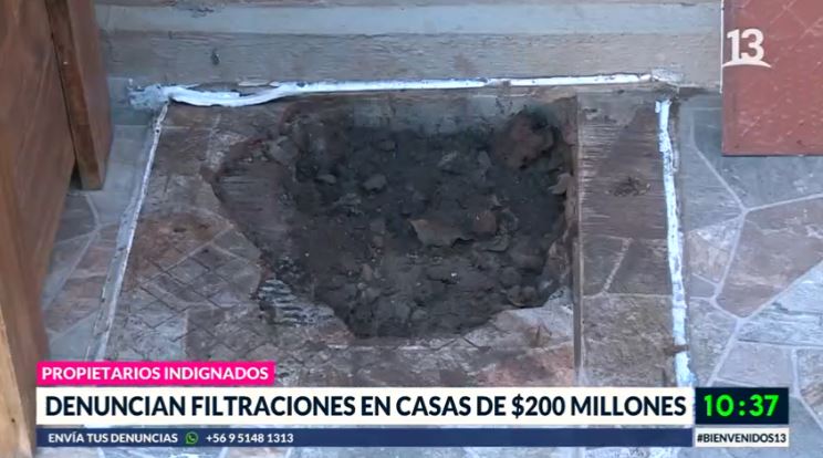 Vecinos denuncian filtraciones en casas de $200 millones