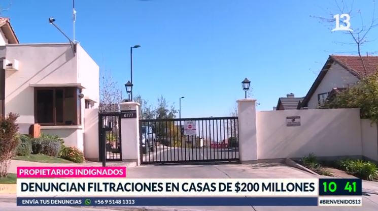 Vecinos denuncian filtraciones en casas de $200 millones