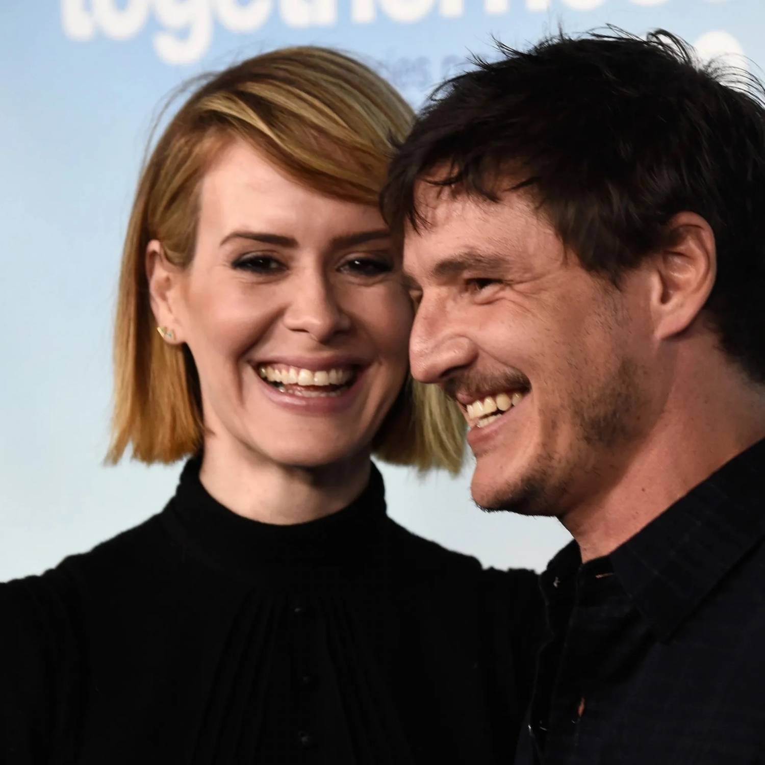 Sarah Paulson y Pedro Pascal