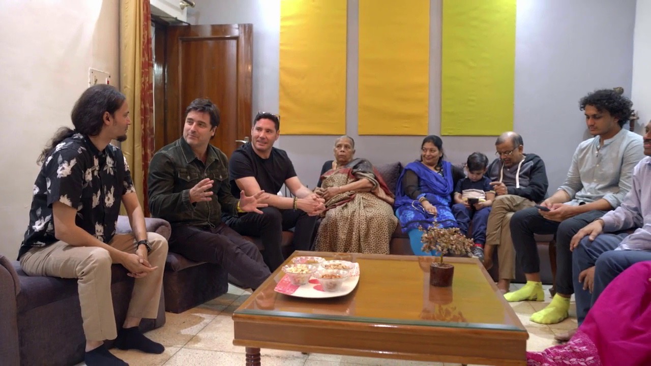 Socios por el mundo reunidos con una familia tradicional de India