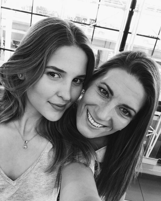 Belén Soto se luce con bikinazo junto a su madre