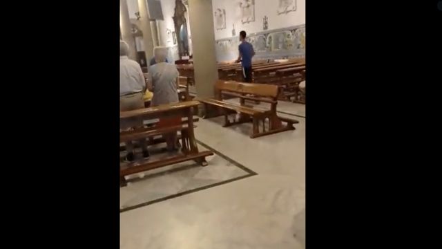 ¡En plena misa! Joven entró a iglesia para dar vueltas en su scooter 